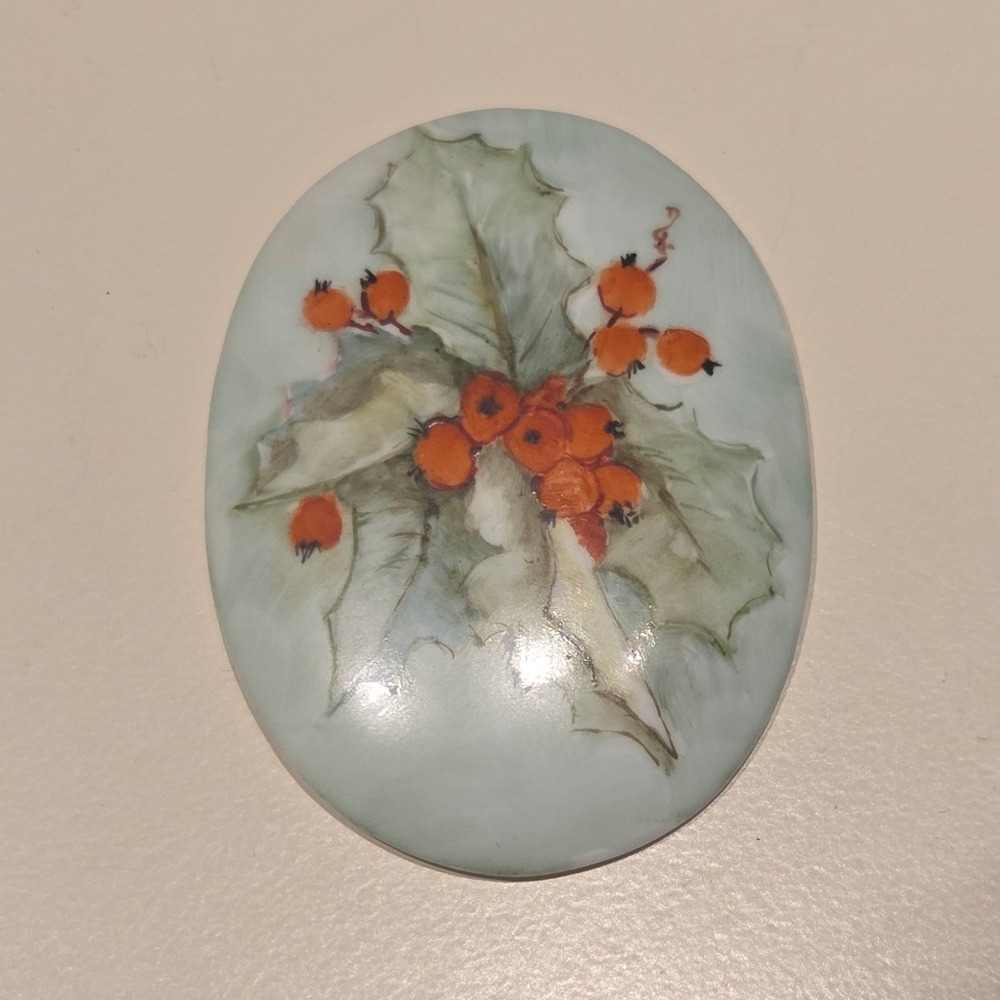 Vintage Unsigned Hand Painted Porcelain Holly Berry Oval Christmas Winter‎ Disc